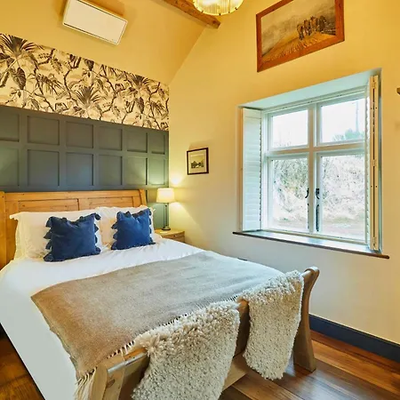 Host & - Kingbridge Forge Nyaraló Lanercost